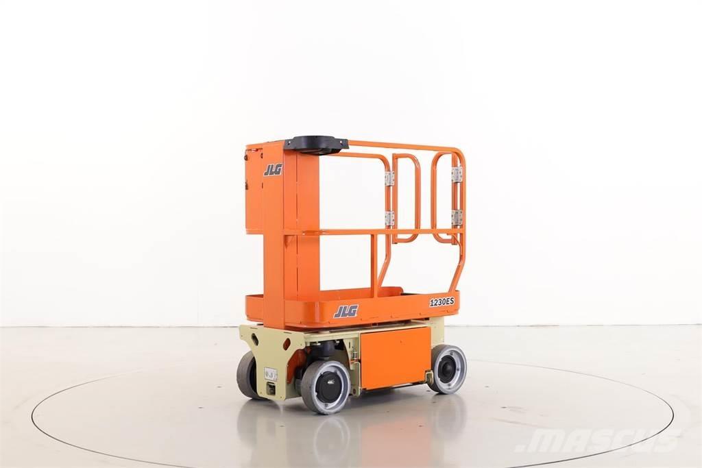 JLG 1230ES Vertikální sloupové výtahy
