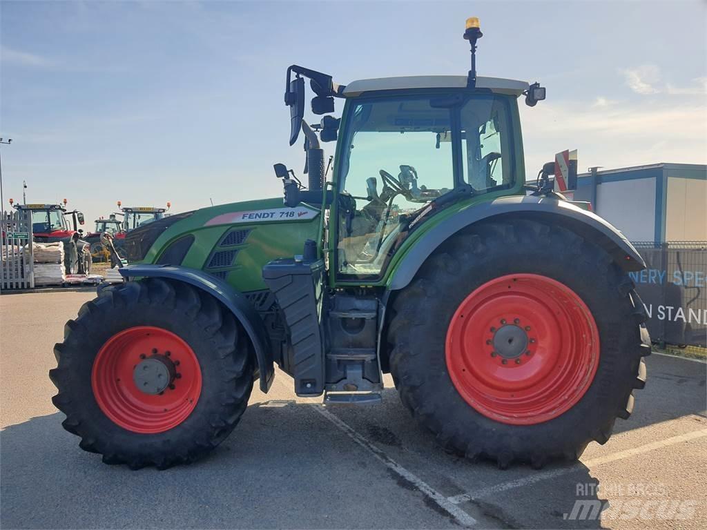 Fendt 718 VARIO S4 Traktory