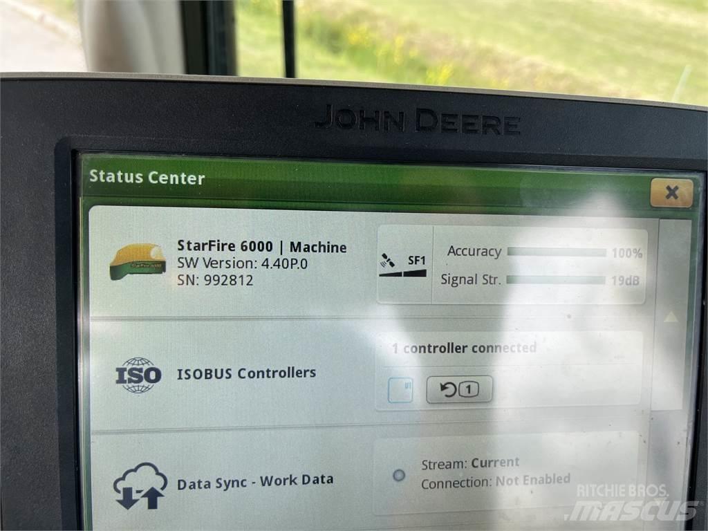 John Deere 6215R Traktory