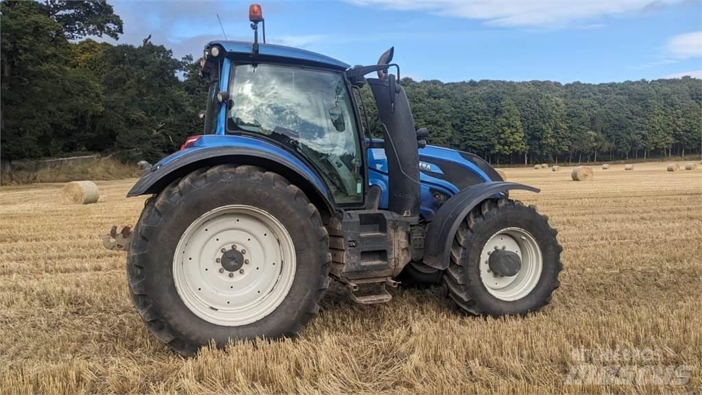 Valtra T214V Traktory