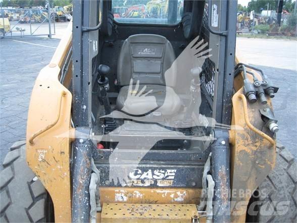 CASE SV250 Smykem řízené nakladače
