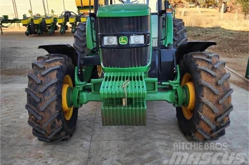 John Deere 6135B Traktory