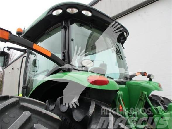 John Deere 8235R Traktory