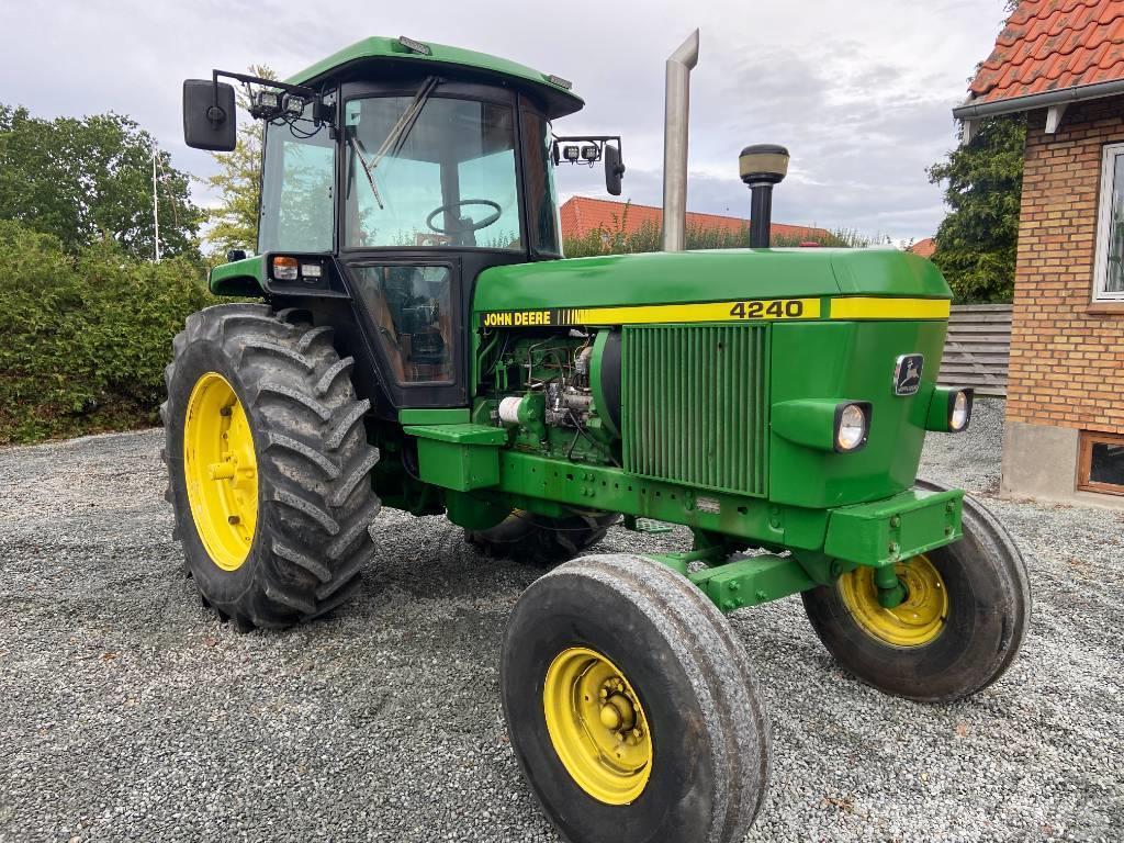 John Deere 4240 Traktory