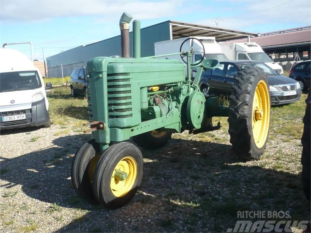 John Deere B Traktory