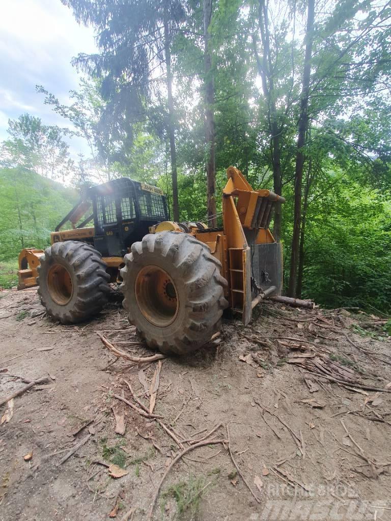 John Deere 640 D Lesní traktory