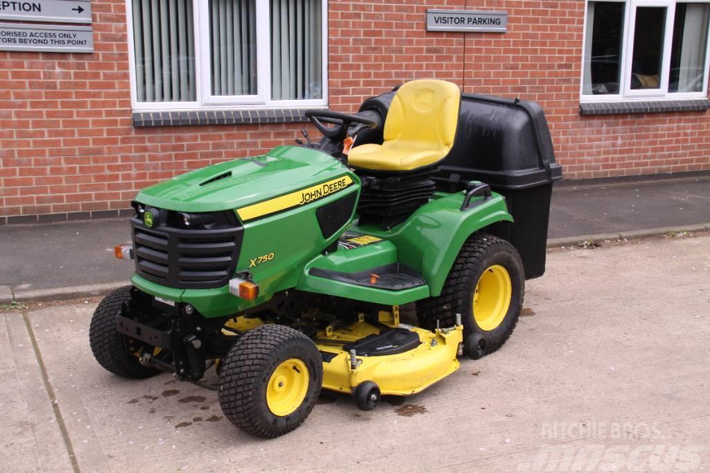 John Deere X750 with 54" Cutting deck and Collector Samojízdné sekačky