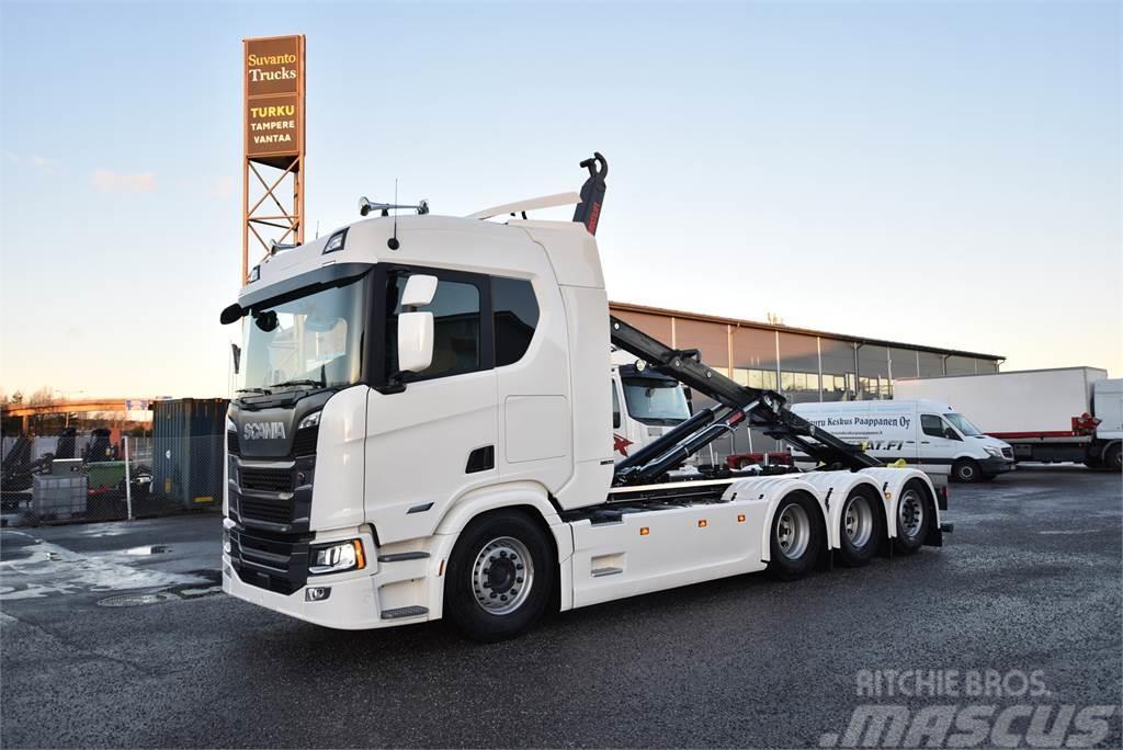 Scania R560 Super 8x4 Hákový nosič kontejnerů