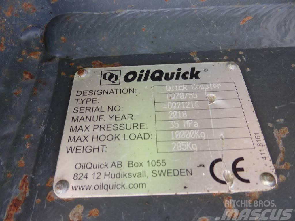 JCB 220X mit Oilquick OQ70/55 Pásová rýpadla