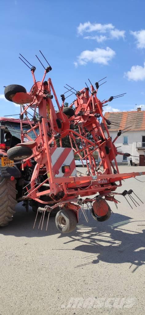 Kuhn GF8702 Obraceče a shrabovače sena