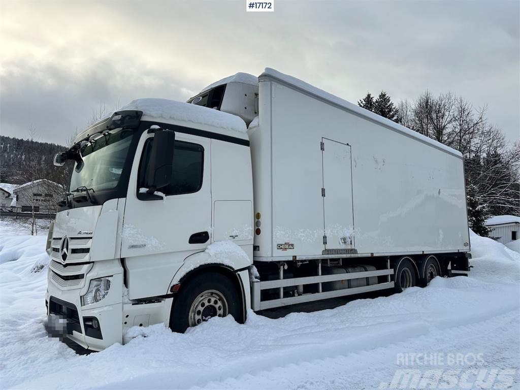 Mercedes-Benz Actros 2551 6x2 Box Truck w/ fridge/freezer unit. Skříňová nástavba