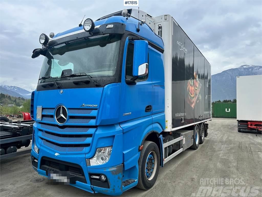 Mercedes-Benz Actros 2563 Box truck w/ fridge/freezer unit and f Skříňová nástavba