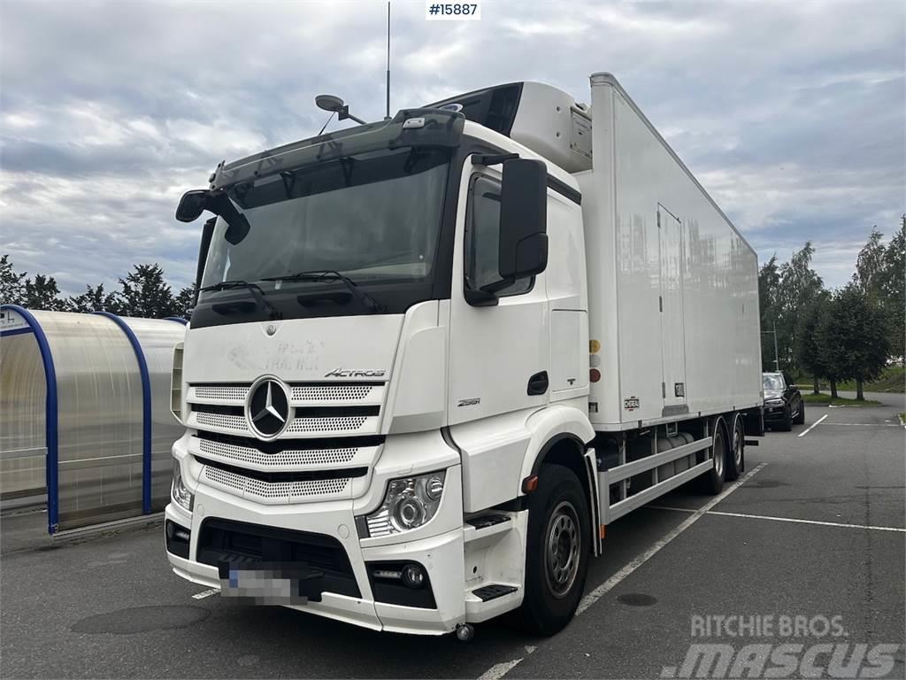 Mercedes-Benz Actros 6x2 Box Truck w/ fridge/freezer unit. Skříňová nástavba