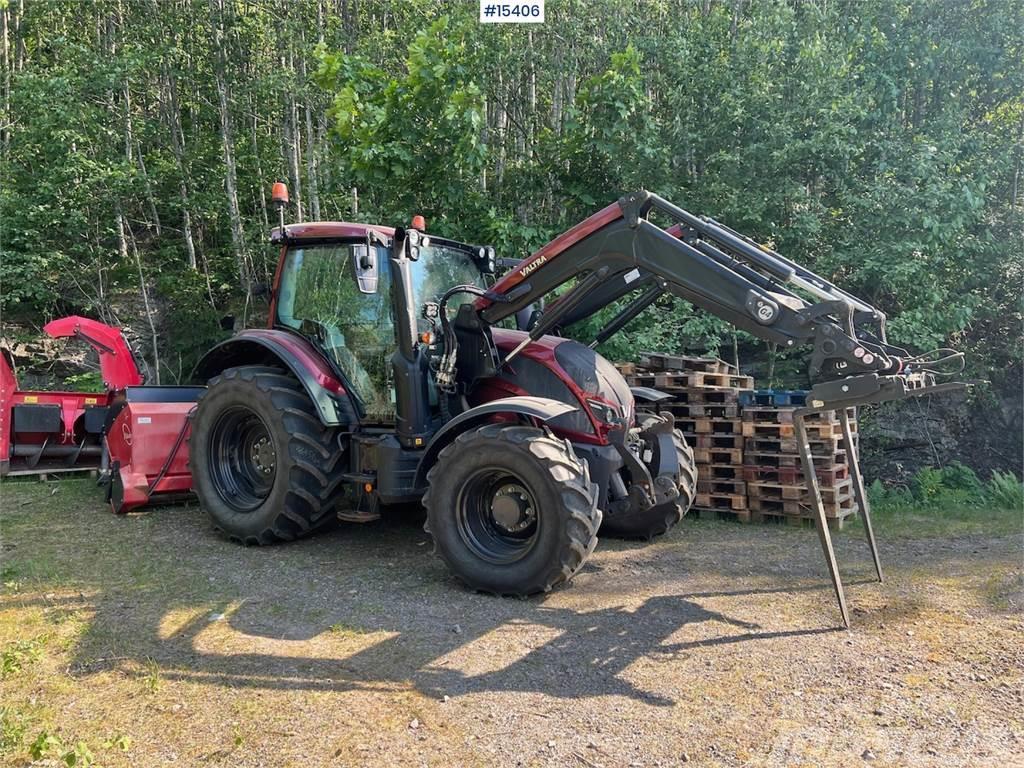 Valtra N104 w/ front loader Traktory