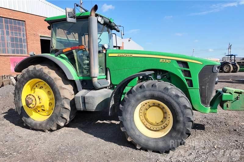 John Deere JD 8330 Tractor Now stripping for spares. Traktory