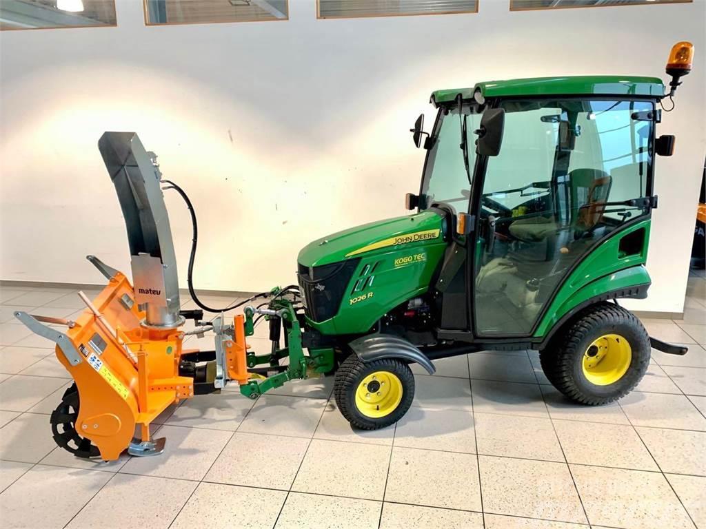 John Deere 1026R mit Matev Schneefräse Kompaktní traktory