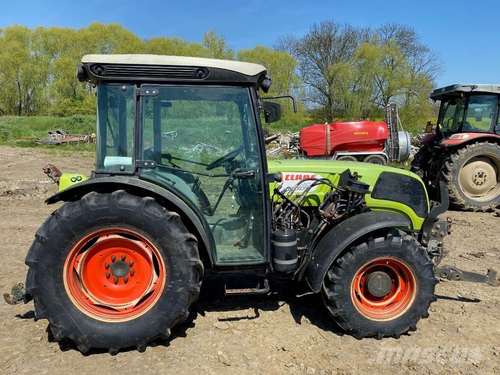 CLAAS Nexos 240F Traktory