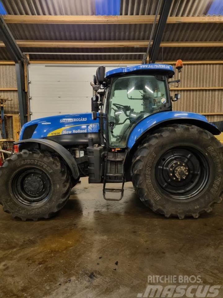 New Holland T7030 AC Traktory