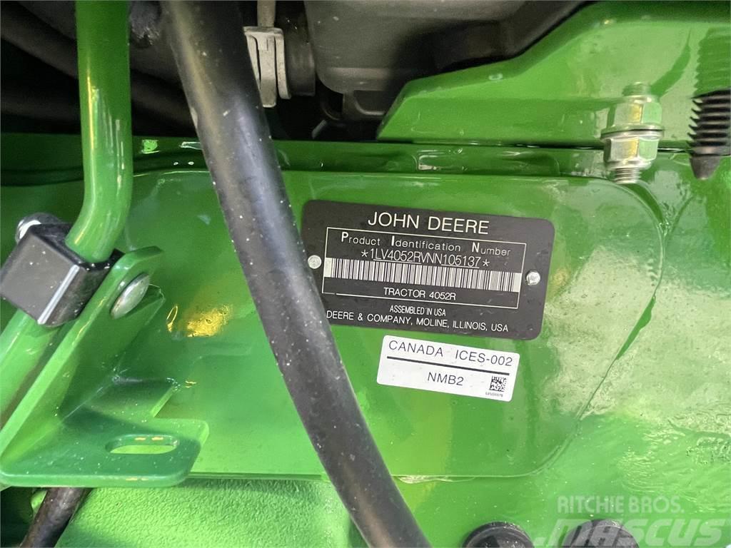John Deere 4052R Traktory