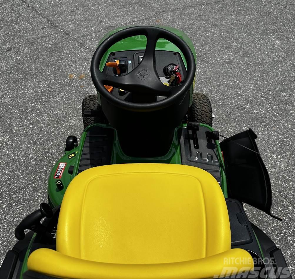 John Deere S240 Kompaktní traktory