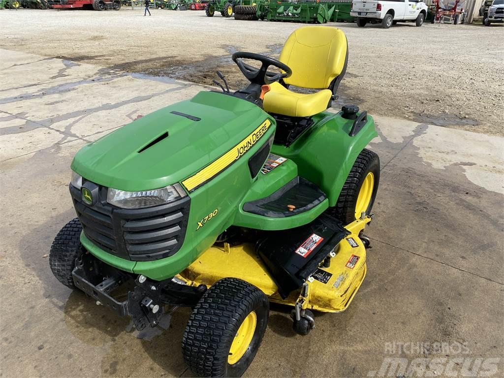 John Deere X730 Kompaktní traktory