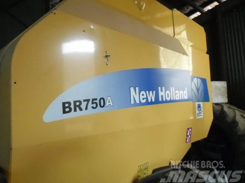 New Holland BR 750A Lis na válcové balíky