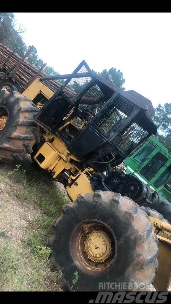 CAT 518 Lesní kolové traktory