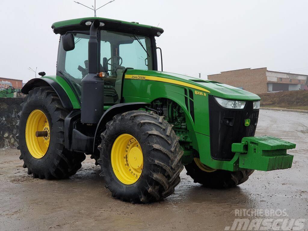 John Deere 8335 R Traktory