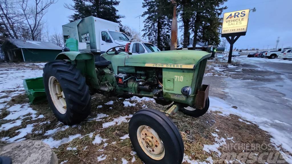 John Deere 710 Traktory