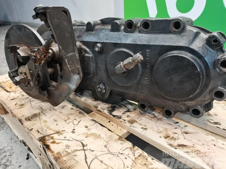 New Holland LM 1740 {Spicer 87530825} intermediate gearbox Převodovka