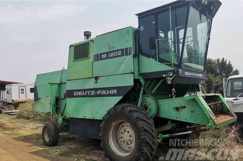 Deutz -Fahr M1202 Combine Harvester Traktory