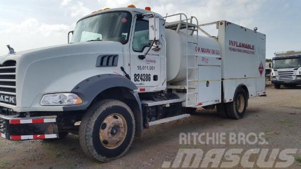 Mack Lube truck GU813E Cisternové vozy