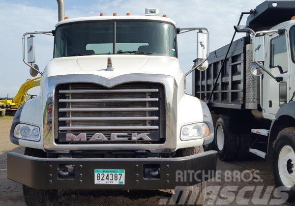 Mack water truck GU813E Cisternové vozy
