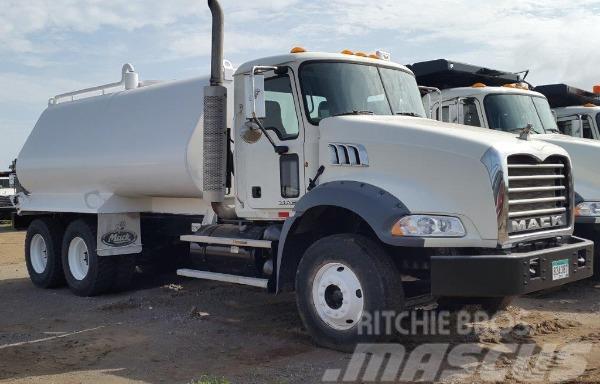 Mack water truck GU813E Cisternové vozy