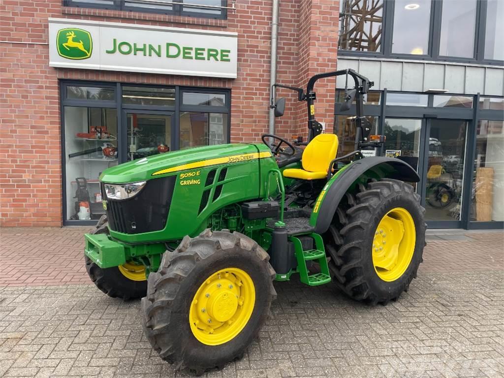 John Deere 5050E + Wagenanhängevorrichtung Traktory