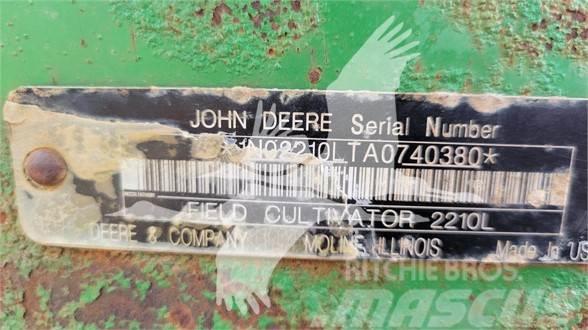 John Deere 2210 Kultivátory