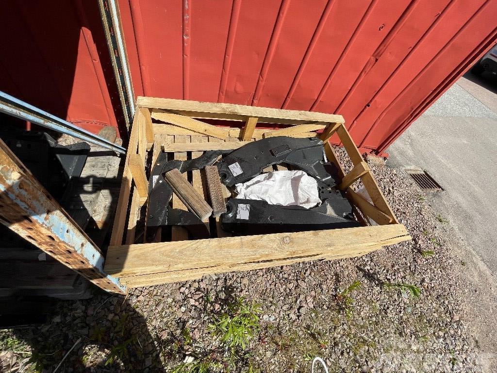 Quicke Ålö Nya lastarfästen till JD 6120-6140 Další příslušenství k traktorům