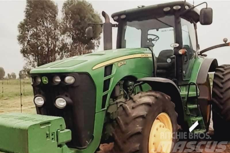 John Deere 8270R Traktory