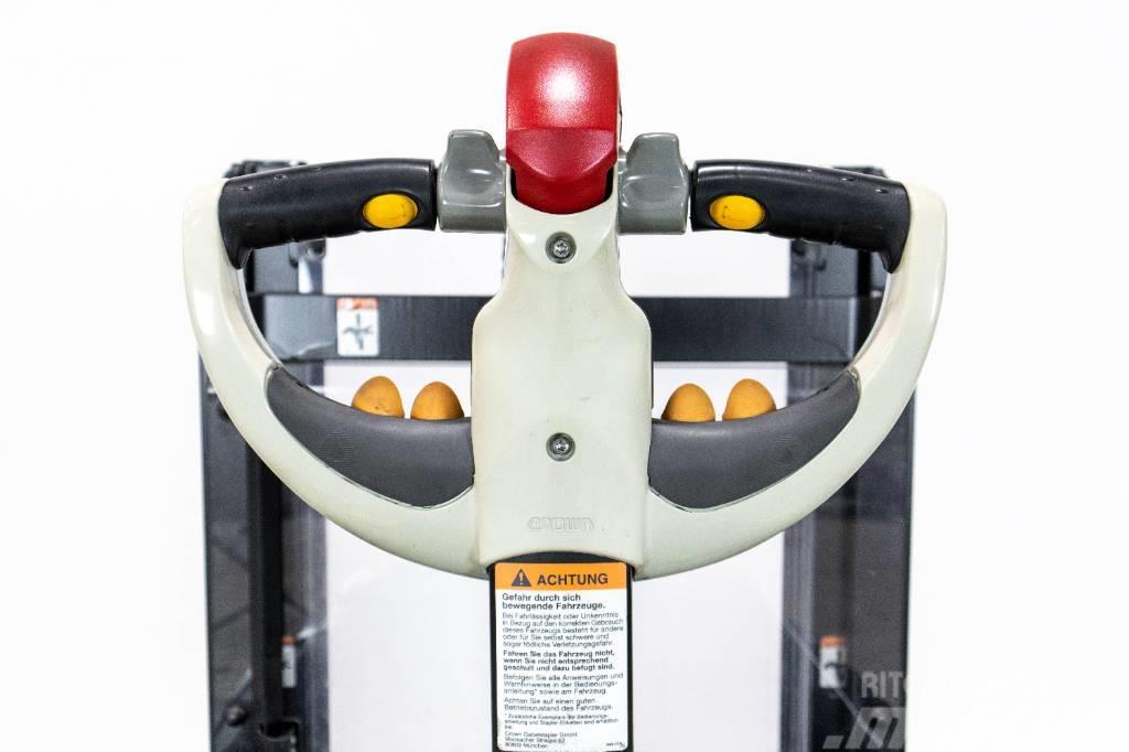 Crown Smidig ledstaplare med intitiallyft, DT 3040-E Ručně vedené vysokozdvižné vozíky