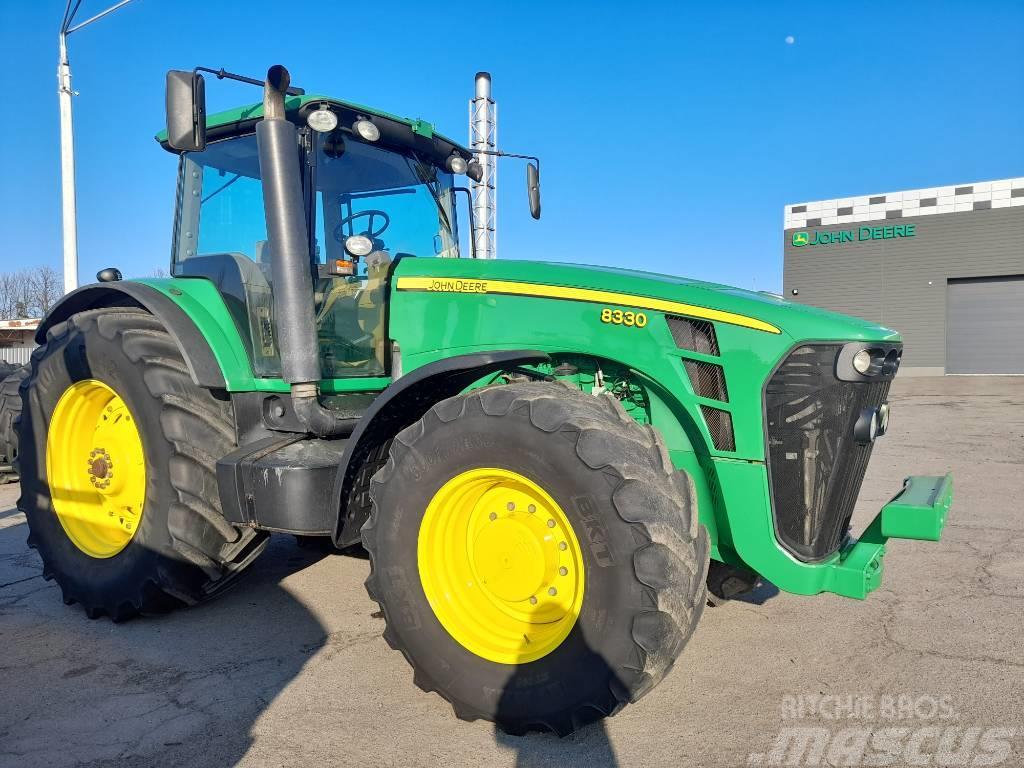 John Deere 8330 Traktory