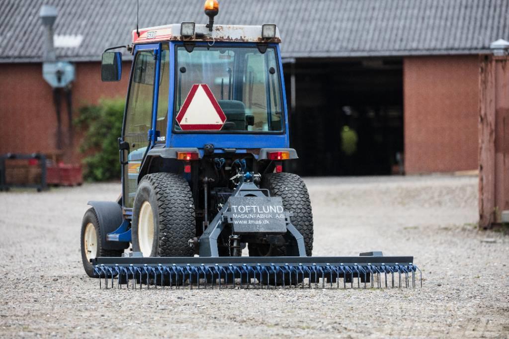  Toftlund Maskinfabrik Gårdspladsrive Kompaktní přídavné zařízení pro traktory