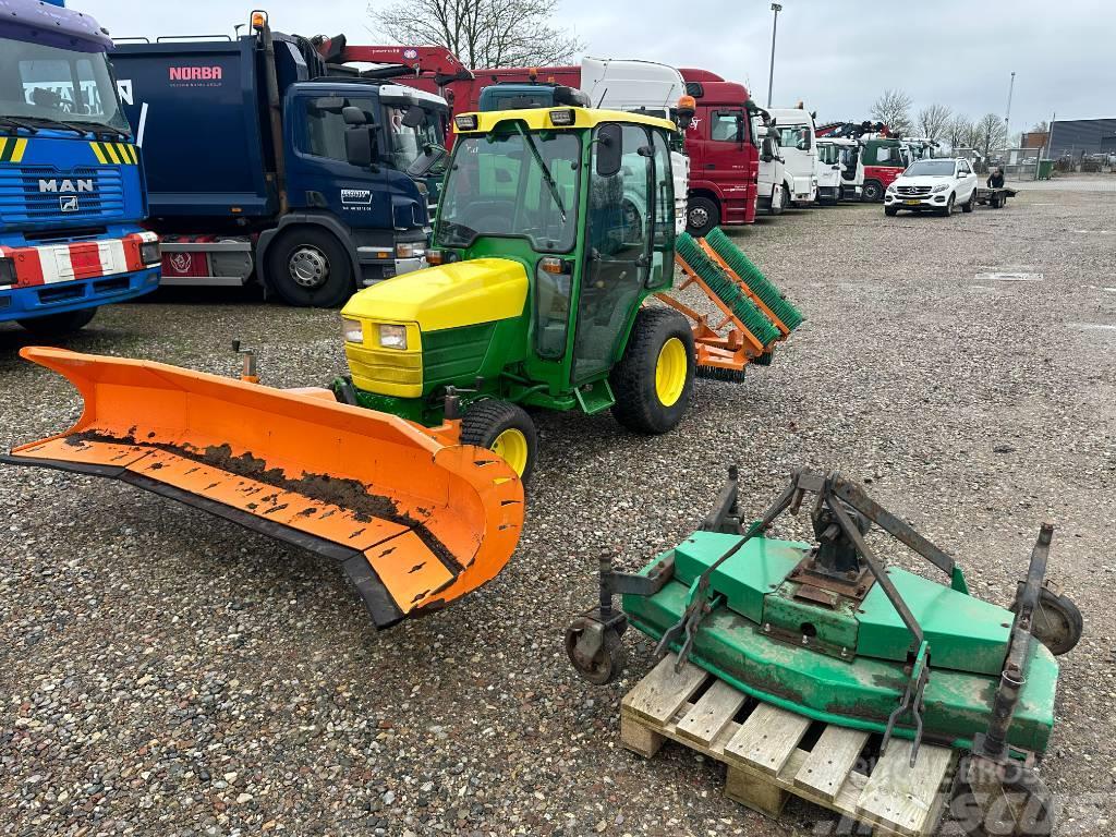 John Deere 2720 with equipment Kompaktní traktory