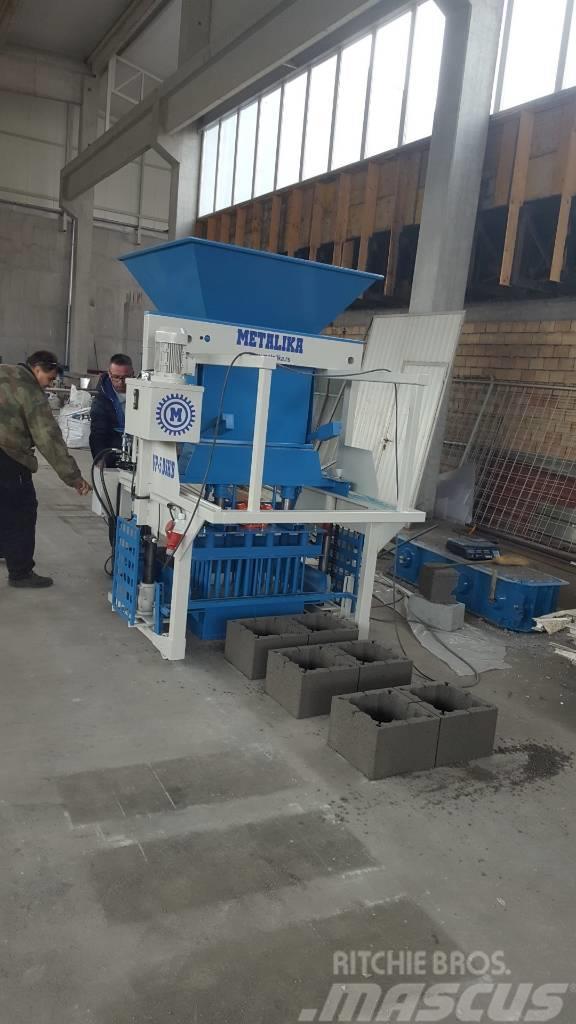 Metalika Concrete block making machine Stroje na výrobu betonových prefabrikátů