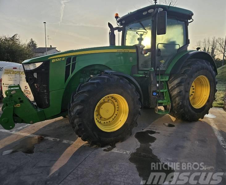 John Deere 8320 R Traktory