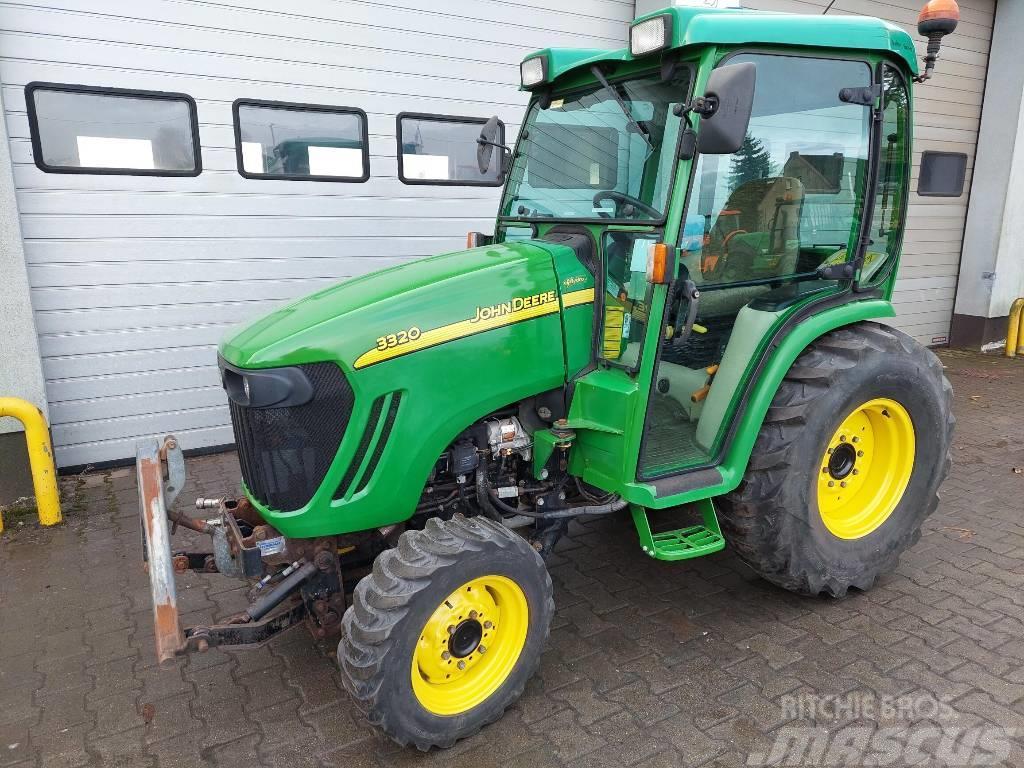 John Deere 3320 Kompaktní traktory