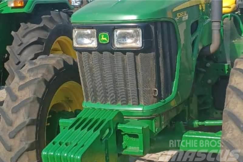 John Deere 5095M Traktory