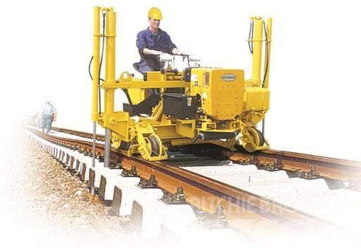 Geismar RV100 Track Lifting & Slewing Machine Dvoucestná rýpadla