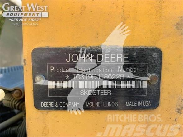 John Deere 319D Smykem řízené nakladače