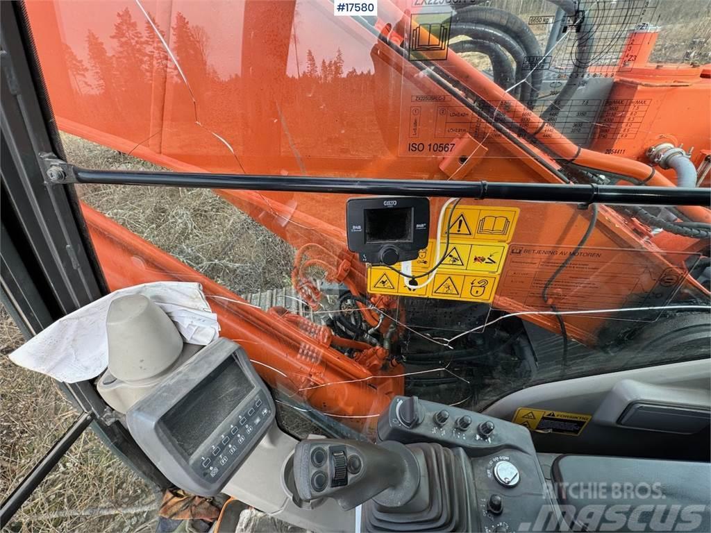 Hitachi ZX225 crawler excavator w/ 2 buckets and tilt WATC Pásová rýpadla