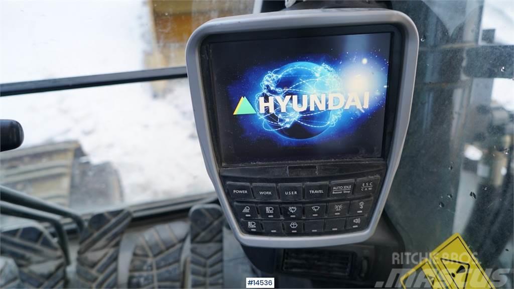 Hyundai HX520L digger w/ bucket. Pásová rýpadla